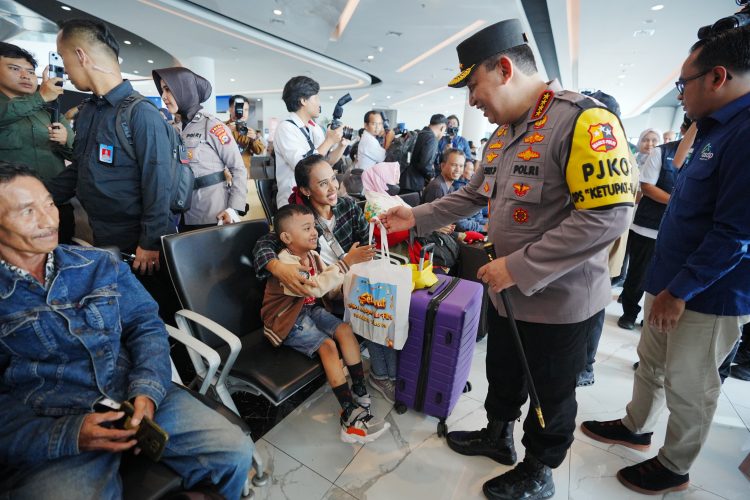 Kapolri Tinjau Pelabuhan Merak, Sebut Kebijakan Diskon Tiket dan WFA Kurangi Kepadatan
