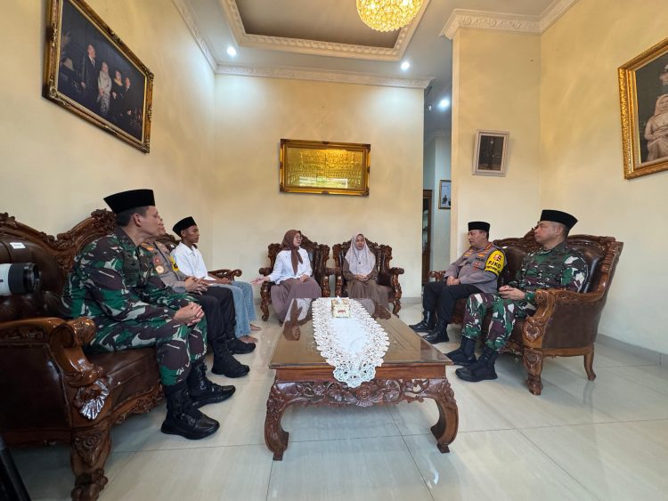 Kapolri Beri Penghargaan Rekpro Bintara kepada Sepupu Briptu Anumerta Ghalib