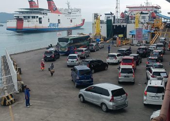 Lonjakan Pemudik di Pelabuhan Bakauheni, Ribuan Kendaraan Tinggalkan Sumatra