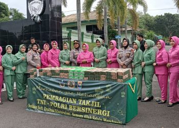 Sinergi TNI-Polri: Bagikan Takjil untuk Masyarakat di Depan Makodim 0421/LS