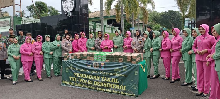 Sinergi TNI-Polri: Bagikan Takjil untuk Masyarakat di Depan Makodim 0421/LS