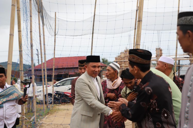 Bupati Parosil Mabsus Shalat Id di Way Tenong, Perkuat Solidaritas dan Kepedulian Sosial