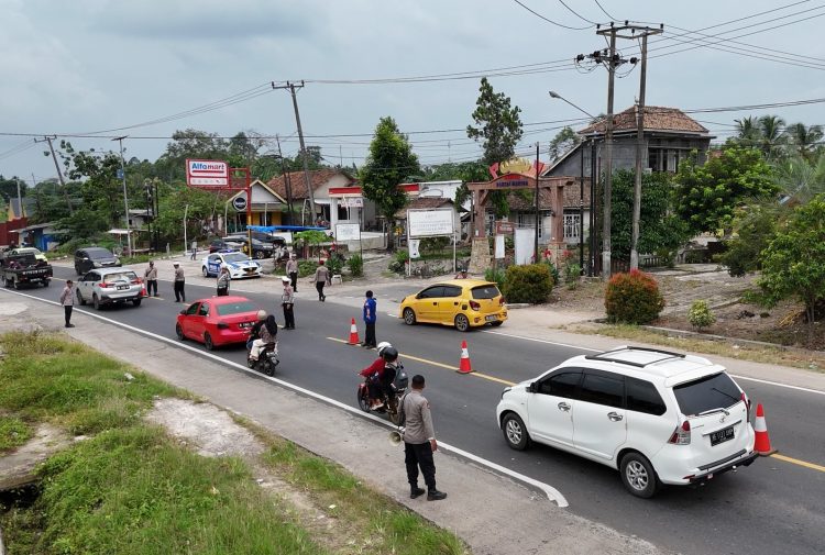 Polres Lampung Selatan Terapkan Sistem One Way untuk Kelancaran Arus Wisata Libur Lebaran