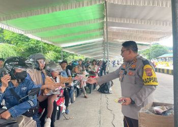 Hangatnya Kepedulian Polisi di Tengah Padatnya Arus Balik: Anak-anak Pemudik Dapat Es Krim & Susu Gratis