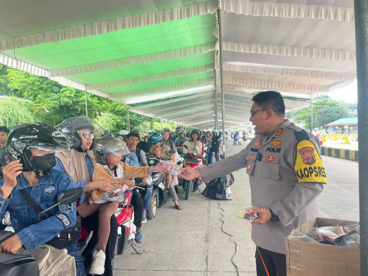 Hangatnya Kepedulian Polisi di Tengah Padatnya Arus Balik: Anak-anak Pemudik Dapat Es Krim & Susu Gratis
