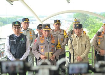 Kapolri Tinjau Penerapan One Way Nasional di Tol Cikampek, Pastikan Arus Balik Lebaran 2025 Lancar