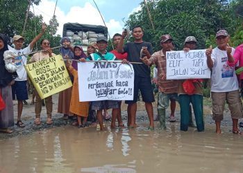 Teatrikal Panen Ikan di Jalan Rusak, Warga Lampung Selatan Desak Perbaikan Infrastruktur
