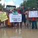 Teatrikal Panen Ikan di Jalan Rusak, Warga Lampung Selatan Desak Perbaikan Infrastruktur