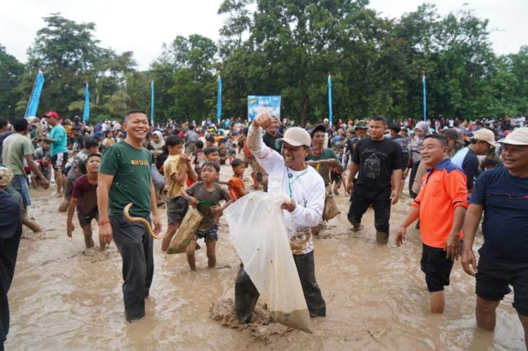 Meriah dan Penuh Antusiasme, Lomba Tangkap Ikan Lele HUT ke-16 Kabupaten Pringsewu Sukses Digelar