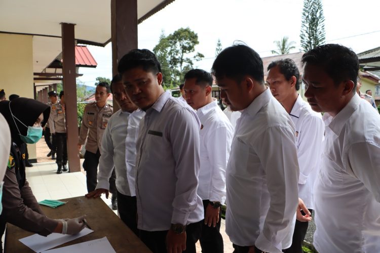 Tes Urine Mendadak, Polres Lampung Barat Buktikan Bebas Narkoba