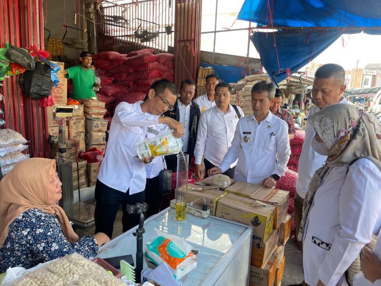 Tim Gabungan Temukan Minyak Goreng Kurang Takaran di Pasar Pringsewu, Pedagang Diimbau Jujur