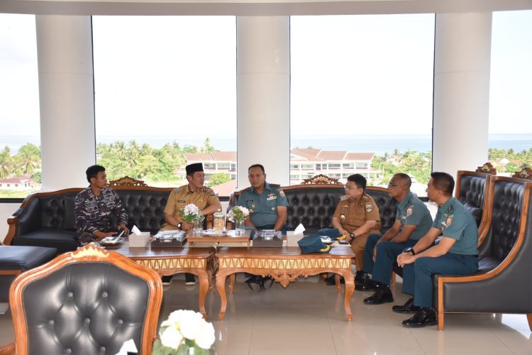 Danlanal Lampung Perkuat Hubungan dengan Pemkab Pesisir Barat, Kunjungi Posal Bengkunat