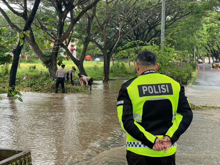 Kapolres Lampung Selatan Tinjau Lokasi Banjir di Kalianda: “Tetap Waspada dan Jaga Lingkungan!”