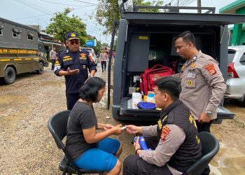 Biddokkes Polda Lampung Dirikan Posko Kesehatan, Warga Panjang Dapat Layanan Medis Gratis di Tengah Banjir