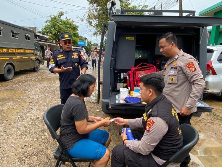 Biddokkes Polda Lampung Dirikan Posko Kesehatan, Warga Panjang Dapat Layanan Medis Gratis di Tengah Banjir