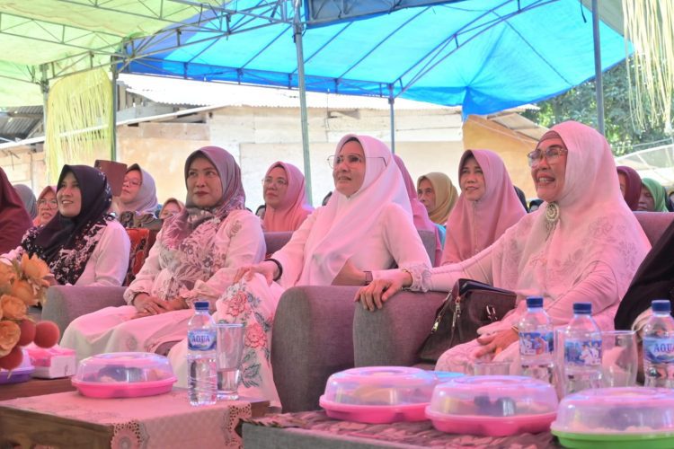 Hj. Nanda Indira Dendi Apresiasi Pengajian Majelis Al-Anwar di Pesawaran