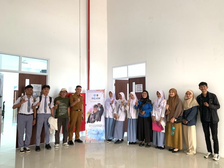 Enam Siswa SMA Al Huda Kunjungi Lamban Sastra, Pelajari Penulisan Karya Sastra