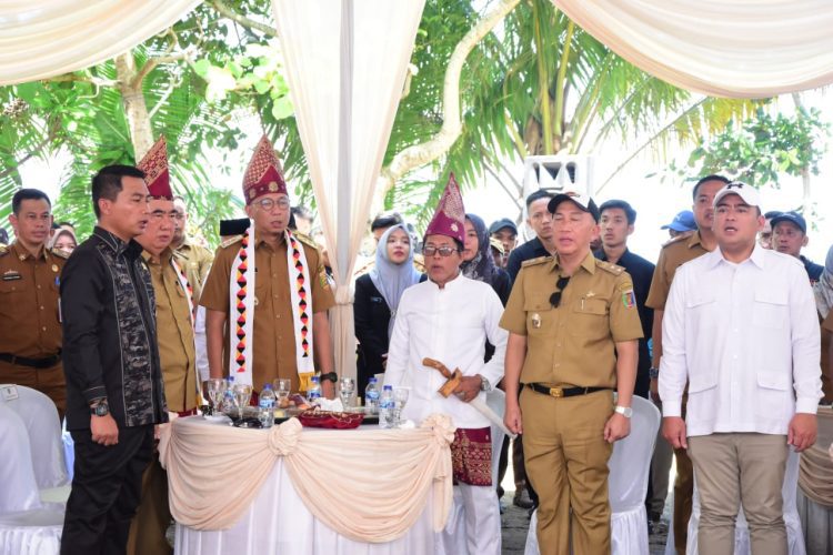 Gubernur Lampung Resmikan Groundbreaking Perbaikan Jalan di Tanggamus dan Tandatangani MoU Inovasi “Aku Lulus”