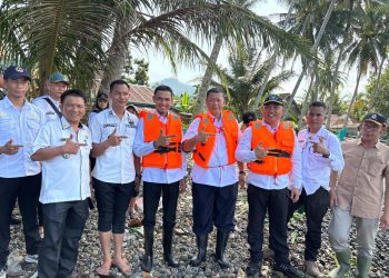 Wabup Tanggamus Tinjau Budidaya Lobster di Way Nipah, Dorong Ekonomi Pesisir Maju