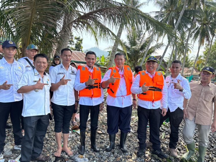 Wabup Tanggamus Tinjau Budidaya Lobster di Way Nipah, Dorong Ekonomi Pesisir Maju