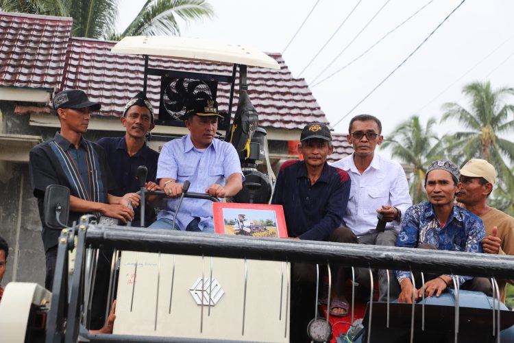 Dorong Swasembada Pangan, Bupati Parosil Salurkan Bantuan Alat Pertanian di BNS