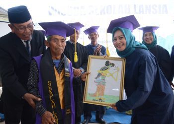 Menginspirasi! 34 Lansia Sekolah Dewi Sinta Diwisuda, Bukti Semangat Belajar Tak Kenal Usia