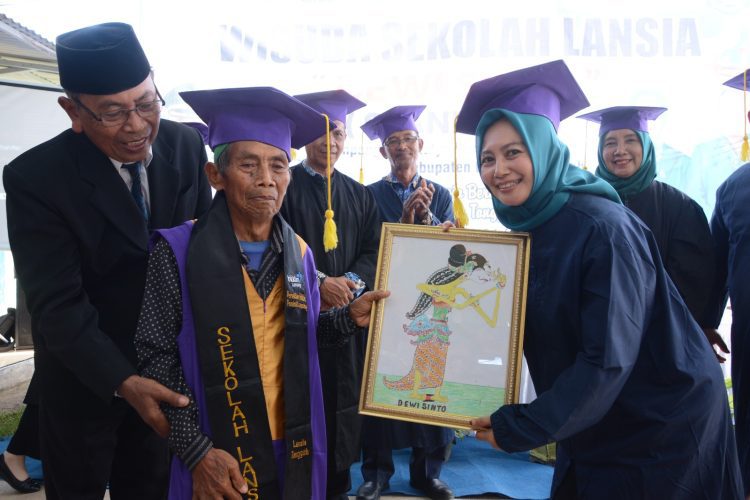 Menginspirasi! 34 Lansia Sekolah Dewi Sinta Diwisuda, Bukti Semangat Belajar Tak Kenal Usia