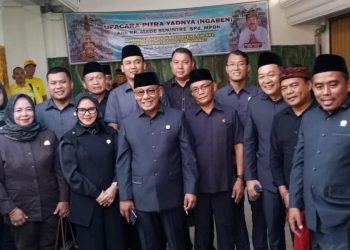 DPRD Lampung Selatan Beri Penghormatan Terakhir untuk Made Sukintre dalam Prosesi Ngaben
