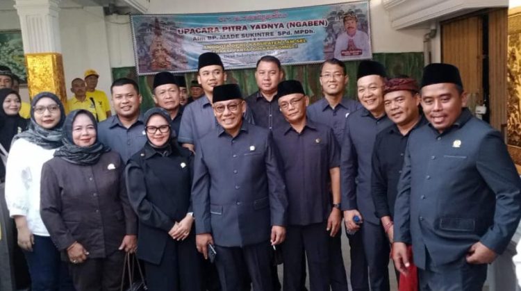 DPRD Lampung Selatan Beri Penghormatan Terakhir untuk Made Sukintre dalam Prosesi Ngaben