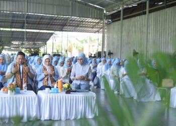 Ratusan Emak-Emak Deklarasikan Dukungan untuk Nanda-Anton di PSU 24 Mei