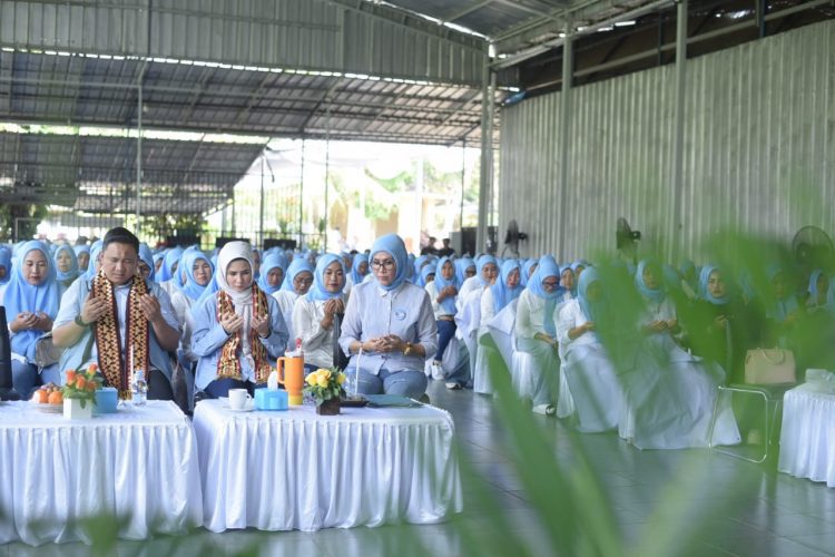 Ratusan Emak-Emak Deklarasikan Dukungan untuk Nanda-Anton di PSU 24 Mei