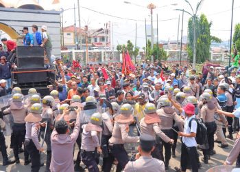Demo Singkong di Lampung Berujung Ricuh, 10 Polisi Terluka, Situasi Sempat Mencekam
