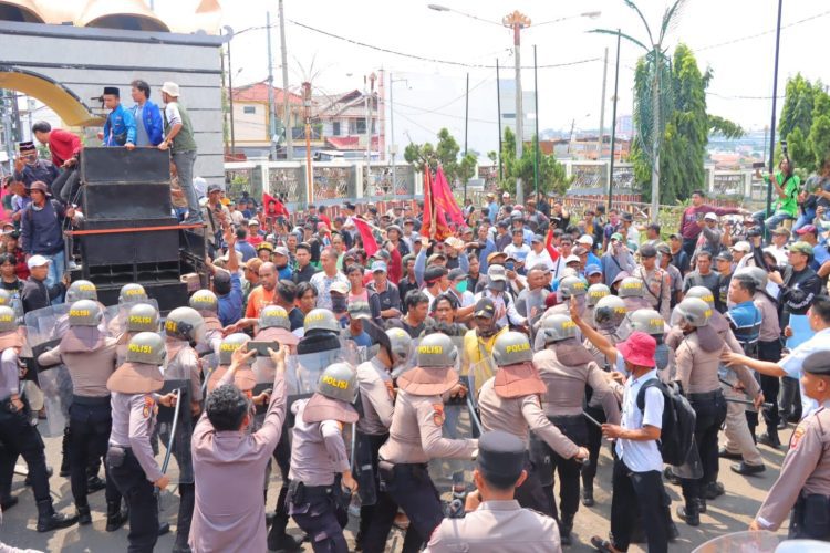 Demo Singkong di Lampung Berujung Ricuh, 10 Polisi Terluka, Situasi Sempat Mencekam