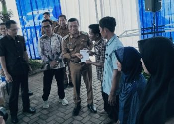 Bupati Pringsewu Serahkan Bantuan Sosial RUTILAHU untuk Warga Tercatat