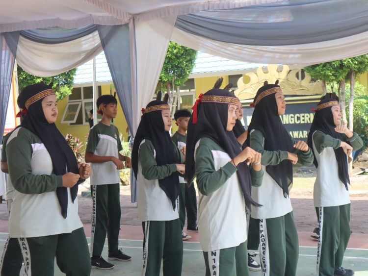 Semarak Budaya di SMAN 1 Padang Cermin: Siswa Tampilkan Senam Kreasi dan Bazar Kuliner Nusantara
