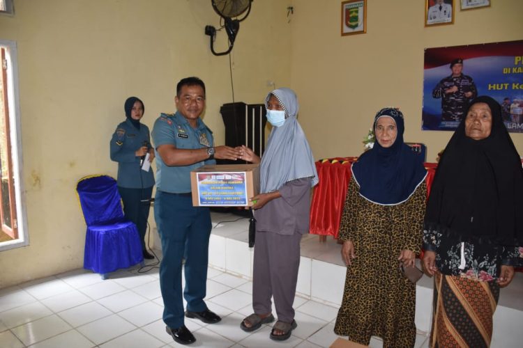 Sambut HUT ke-60, Lanal Lampung Tebar Kepedulian Lewat Pembagian Sembako di Dua Desa Binaan