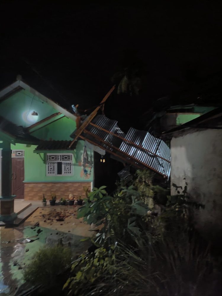 Puting Beliung Terjang Tanggamus Jelang Magrib, Empat Rumah Rusak Parah