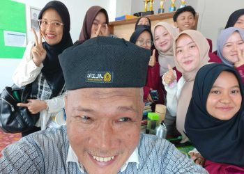 “Satu Ciuman, Dua Pelukan” Jadi Primadona: 12 Mahasiswa FKIP UMKO Pilih Karya Isbedy untuk Dikaji