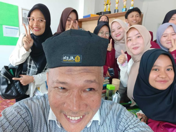 “Satu Ciuman, Dua Pelukan” Jadi Primadona: 12 Mahasiswa FKIP UMKO Pilih Karya Isbedy untuk Dikaji