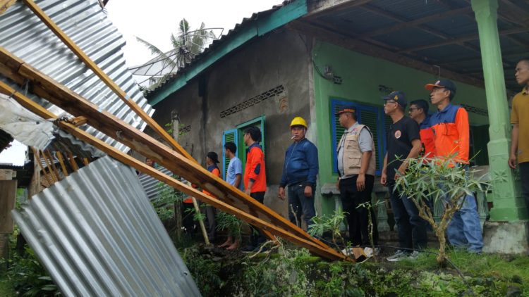Respon Cepat BPBD Tanggamus Tangani Puting Beliung, Sekdes Pekon Teratas Sampaikan Apresiasi ke Bupati