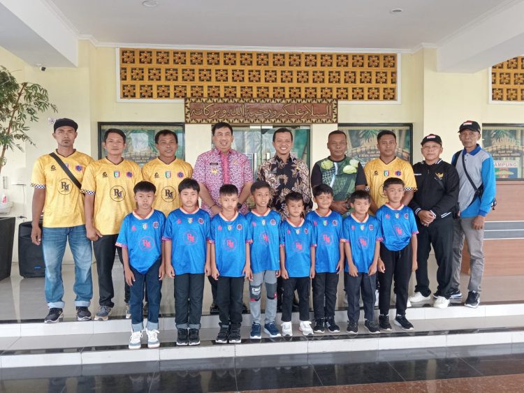 Bupati Pringsewu Lepas SSB Bintang Muda Purwodadi Menuju Kejurnas Sepakbola U-10 di Bogor