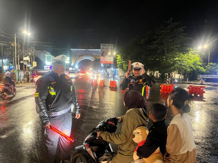 Antisipasi Kemacetan Malam Hari, Satlantas Polres Pesawaran Gelar Patroli di Titik Rawan Gedong Tataan
