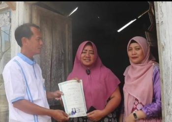 Tanpa Gengsi, Kepala SMA Negeri 2 Kalianda Blusukan Door to Door Serahkan Ijazah Gratis ke Alumni