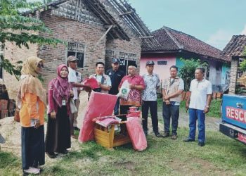 Rumah Roboh Diterjang Angin Kencang, Warga Candiretno Terima Bantuan Sosial dari Pemkab Pringsewu