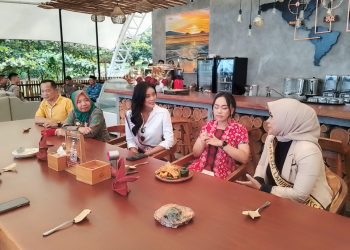 Zita Anjani Kampanyekan Wisata Berkelanjutan lewat Pelepasan Tukik di Pantai Setigi Lampung Selatan