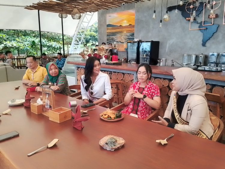 Zita Anjani Kampanyekan Wisata Berkelanjutan lewat Pelepasan Tukik di Pantai Setigi Lampung Selatan