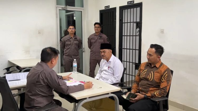 Kejaksaan Negeri Pringsewu Laksanakan Tahap II Perkara Tipikor Dana Hibah LPTQ dengan Tersangka Sekda Pringsewu