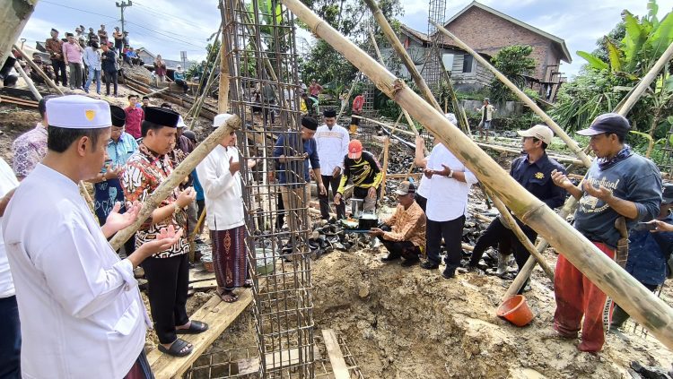 Bupati Parosil Letakkan Batu Pertama Pembangunan Masjid Nurul Huda, Tegaskan Masjid Lebih dari Sekadar Tempat Salat