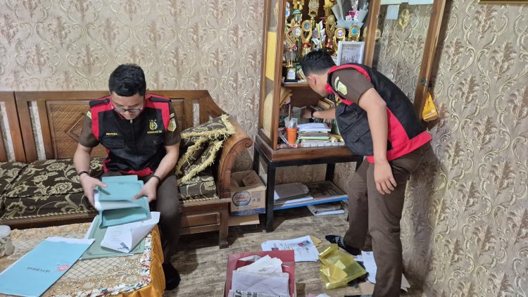 Tim Kejari Pringsewu Geledah Kantor dan Rumah Terkait Dugaan Korupsi Bimtek Aparatur Desa