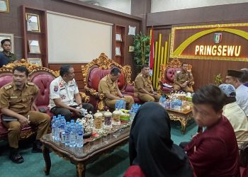 Puluhan Warga Pagelaran Utara Tuntut Bupati Pringsewu Segera Perbaiki Jalan Poros